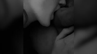 Elisa lecca per bene le palle