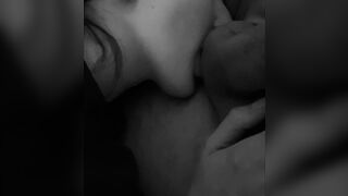 Elisa lecca per bene le palle