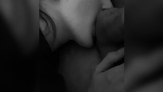 Elisa lecca per bene le palle