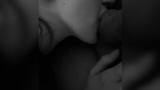 Elisa lecca per bene le palle