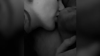 Elisa lecca per bene le palle