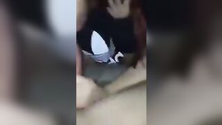 Succhia come una dannata tenedolo saldo tra i piedi