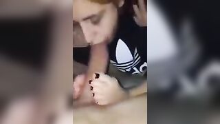 Succhia come una dannata tenedolo saldo tra i piedi