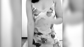 Anteprima del video: Ancora Valentina che  si spoglia