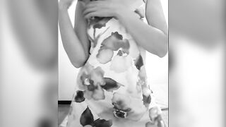 Ancora Valentina che  si spoglia