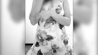 Ancora Valentina che  si spoglia