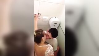 Anteprima del video: Sveltina il sabato sera in bagno della discoteca