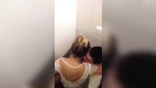 Sveltina il sabato sera in bagno della discoteca