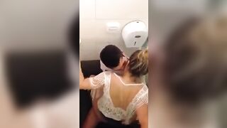 Sveltina il sabato sera in bagno della discoteca