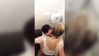 Sveltina il sabato sera in bagno della discoteca