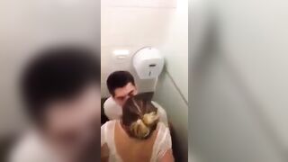 Sveltina il sabato sera in bagno della discoteca