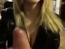 Figlia troia sega un grosso cazzo e confida le sue paure