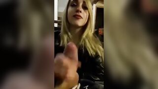 Figlia troia sega un grosso cazzo e confida le sue paure