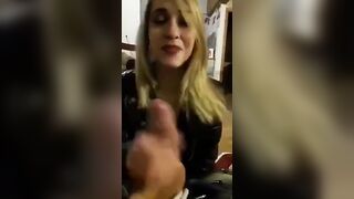 Figlia troia sega un grosso cazzo e confida le sue paure