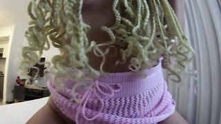 Due latine eccitate mi succhiano il cazzo e mi scopano