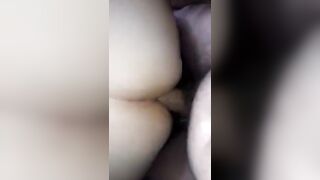 Il maiale si svuota le palle sul culo della vicina