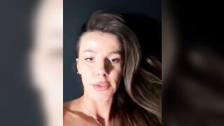 Beccati dal passante mentre fanno sesso in diretta dall'auto