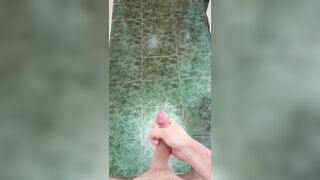 Sborrata gigante! Masturbo il mio cazzo grosso