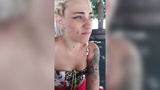 In vacanza a Genova, lei troia si sfila il tanga !