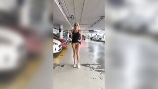 Al parcheggio mia moglie sculetta senza tanga