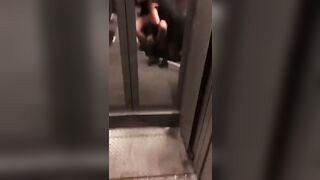 Il controllore becca i turisti che scopano sul treno