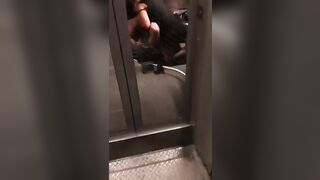 Il controllore becca i turisti che scopano sul treno