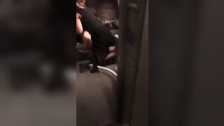 Il controllore becca i turisti che scopano sul treno