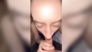 La ragazza di mio fratello mi succhia il cazzo