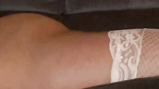 Inculo mia moglie con calze a rete bianche e perizoma