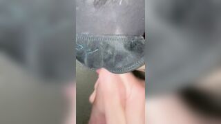 Mia moglie succhia il suo perizoma da me sborrato