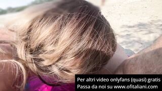 Scopata in spiaggia davanti a guardoni