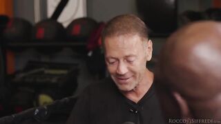 Grossi cazzoni neri per Martina la puttana