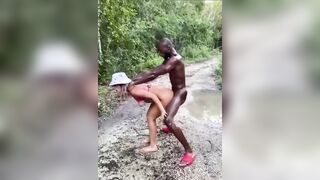 Anteprima del video: Mia moglie inculata forte dal nero nella foresta