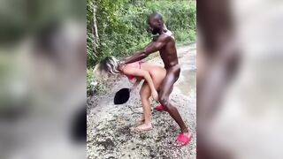 Mia moglie inculata forte dal nero nella foresta