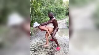 Mia moglie inculata forte dal nero nella foresta