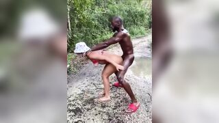 Mia moglie inculata forte dal nero nella foresta