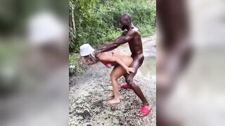 Mia moglie inculata forte dal nero nella foresta