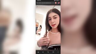 Due zoccole italiane se la spassano con un sessantenne panzuto