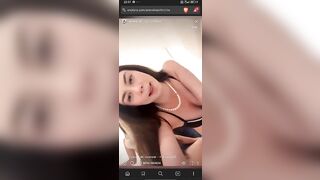 Due zoccole italiane se la spassano con un sessantenne panzuto