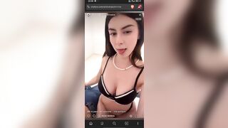 Due zoccole italiane se la spassano con un sessantenne panzuto