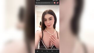 Due zoccole italiane se la spassano con un sessantenne panzuto