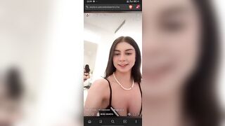 Due zoccole italiane se la spassano con un sessantenne panzuto