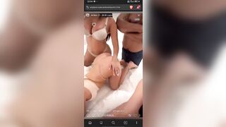 Due zoccole italiane se la spassano con un sessantenne panzuto