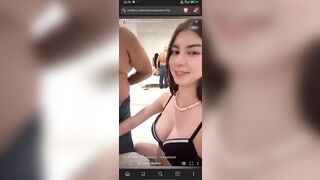 Due zoccole italiane se la spassano con un sessantenne panzuto