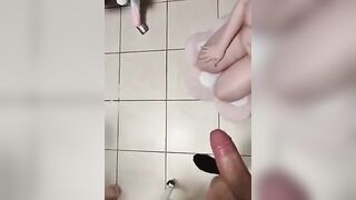 Due amiche zoccole se la spassano con i loro amici