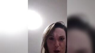 Due amiche zoccole se la spassano con i loro amici