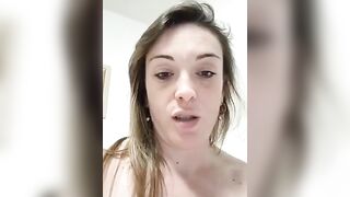 Due amiche zoccole se la spassano con i loro amici