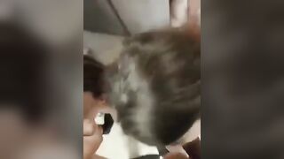 Due amiche zoccole se la spassano con i loro amici