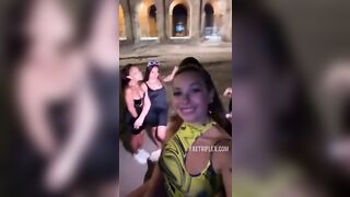 Turiste troie con la fica in vista si divertono al COLOSSEO