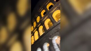 Turiste troie con la fica in vista si divertono al COLOSSEO
